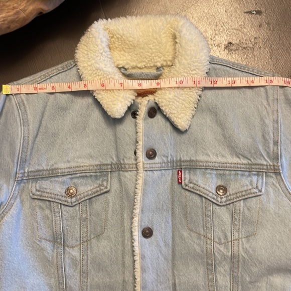Levi's Original Sherpa Trucker Jacket in light wash - Picture 12 of 15